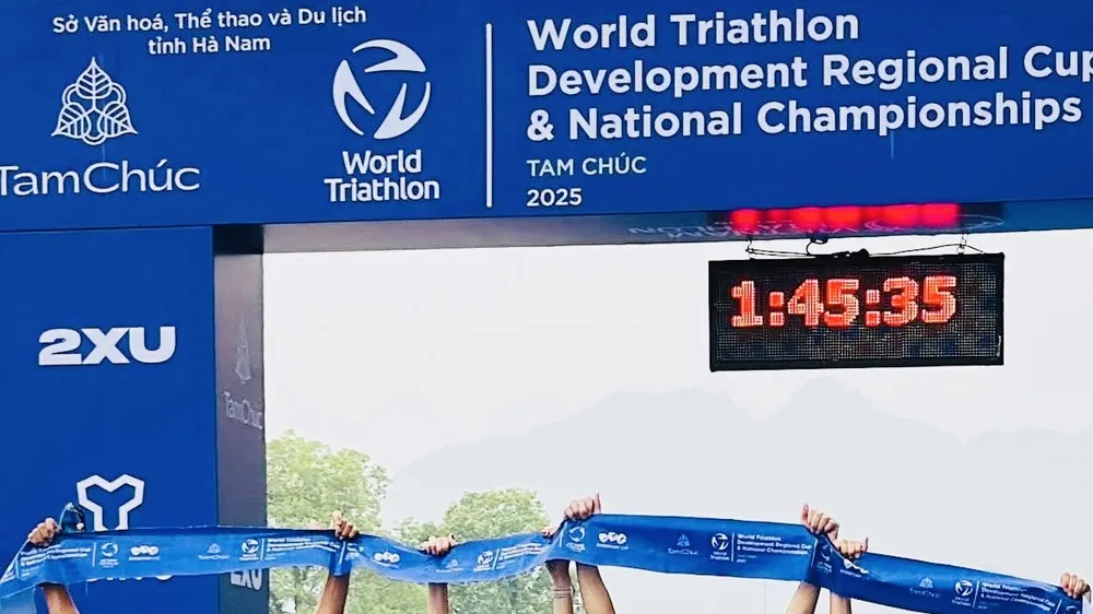 Đội tiếp sức triathlon hỗn hợp nam-nữ của TPHCM giành HCV tại giải vô địch quốc gia năm nay. Ảnh: T.VI