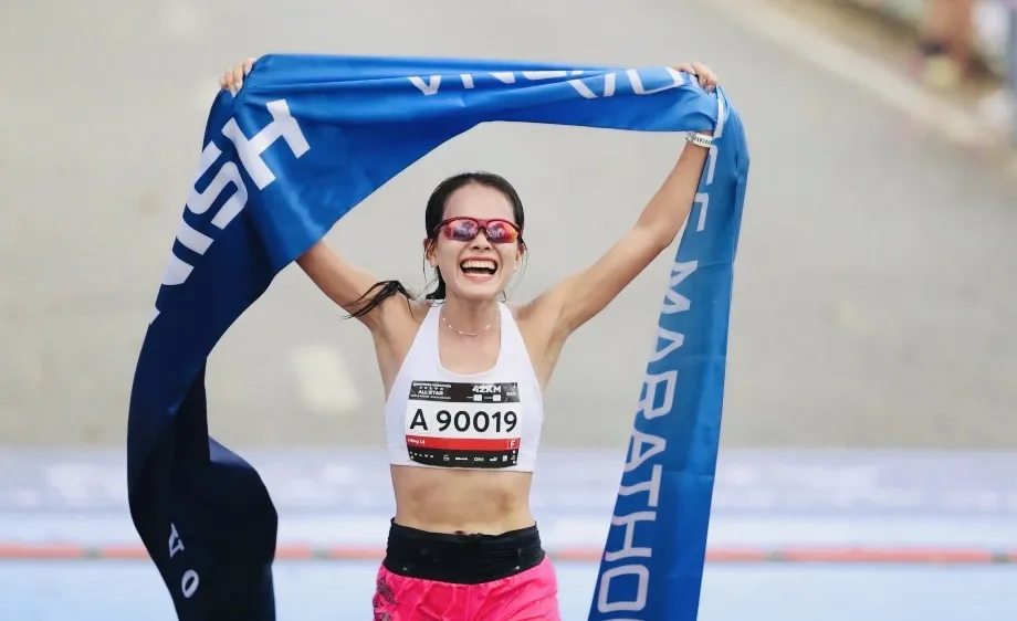 Phạm Thị Hồng Lệ đã chiến thắng tại cự ly marathon - 42km sau khi vượt qua Hoàng Thị Ngọc Hoa. Ảnh: VMT