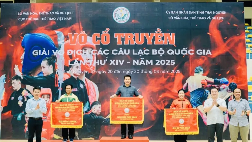 Các đơn vị có thứ hạng dẫn đầu tại nội dung biểu diễn quyền thuật được trao cờ lưu niệm. Ảnh: VOCOTRUYENVN