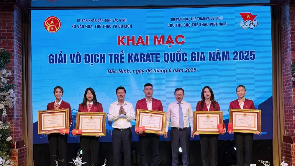 Các tuyển thủ karate Việt Nam được khen tặng Huân chương Lao động hạng Nhì. Ảnh: MINH MINH