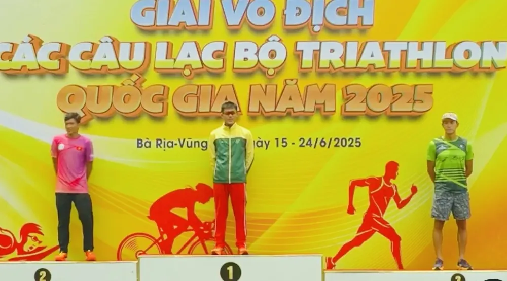 VĐV của triathlon TPHCM giành được tấm HCV đầu tiên tại giải. Ảnh: MINH MINH