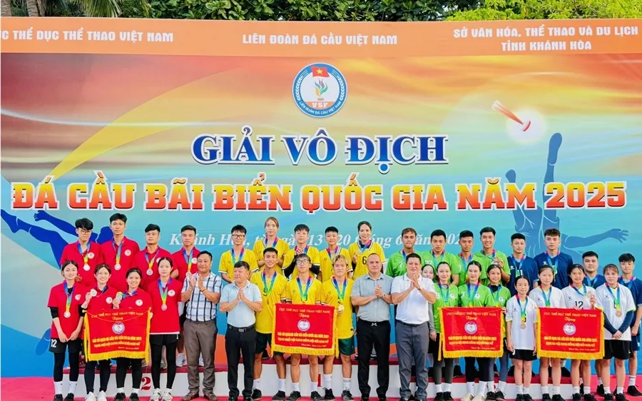 Các đội đạt kết quả cao đã nhận cờ lưu niệm của ban tổ chức. Ảnh: ĐÀO THÁI
