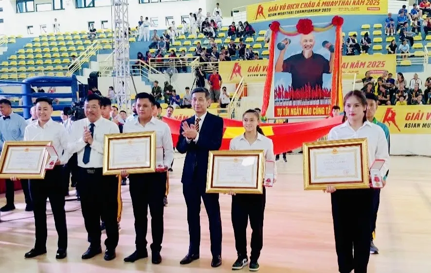 Trần Thị Ánh Tuyết (ngoài cùng bên phải) nhận Huân chương Lao động hạng Nhất trong ngày khai mạc giải muay vô địch châu Á 2025.