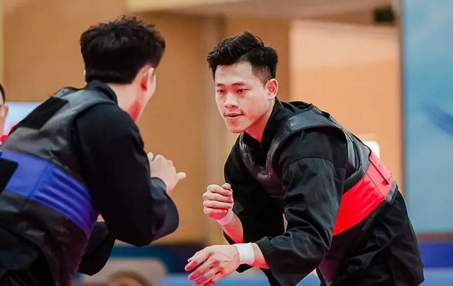 Nguyễn Tấn Sang (đỏ) là 1 trong những tuyển thủ quan trọng của đội tuyển pencak silat Việt Nam tại các giải quốc tế. Ảnh: DŨNG PHƯƠNG