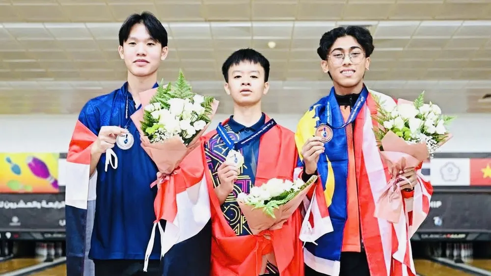 Tấn Đạt (giữa) đã giành HCV tại giải bowling thiếu niên, trẻ châu Á 2025. Ảnh: KIM HÀ