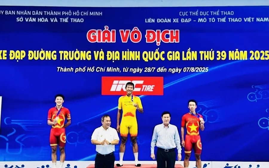Nguyễn Tuấn Vũ giành HCV đầu tiên cho đội xe đạp đường trường TPHCM tại giải. Ảnh: CYCLINGNEWS
