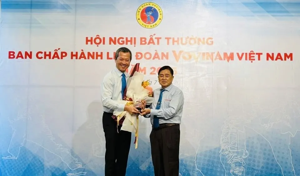 Võ sư Trần Văn Mỹ đã nhận chúc mừng từ cựu Chủ tịch Mai Hữu Tín khi được bầu là tân Chủ tịch Liên đoàn vovinam Việt Nam. Ảnh: VOVINAMVN