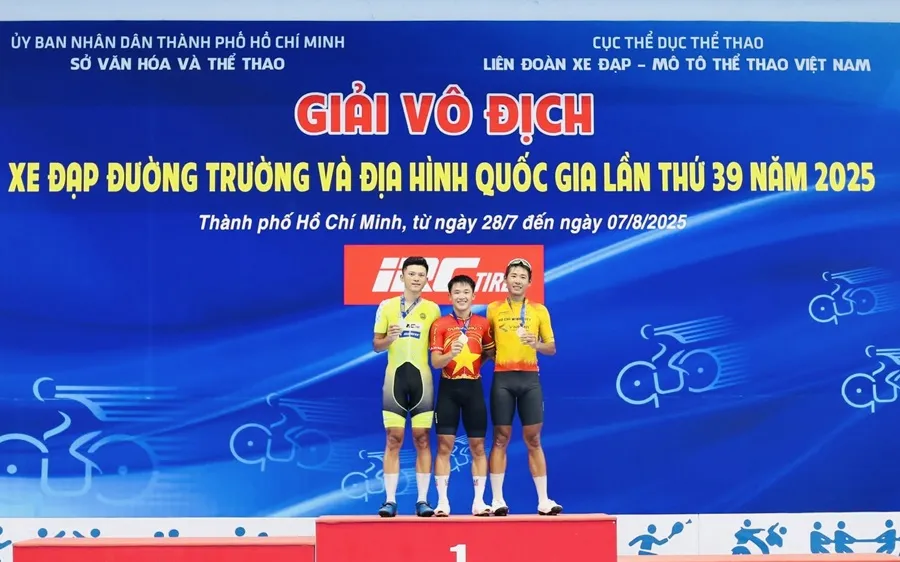 Tuấn Vũ (phải) đã giành HCĐ cho xe đạp TPHCM tại ngày tranh tài cuối nội dung đường trường của giải quốc gia 2025. Ảnh: XEDAPONLINE