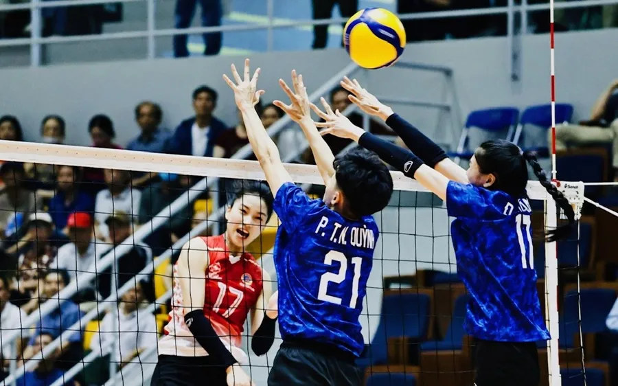 Đội bóng chuyền nữ Binh chủng Thông tin (áo đỏ) vinh dự được nhận Huân chương Lao động hạng Nhì. Ảnh: DŨNG PHƯƠNG