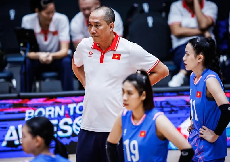 Thầy trò HLV Nguyễn Tuấn Kiệt có vị trí 31 tại giải thế giới 2025. Ảnh: FIVB