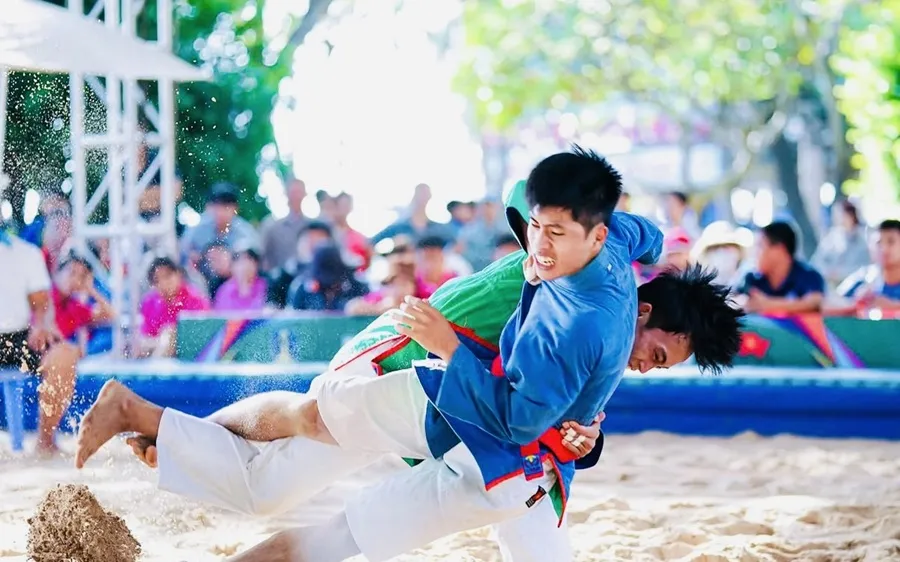 Các VĐV Việt Nam được cơ hội cọ xát, nâng cao trình độ đối với môn kurash bãi biển. Ảnh: NGUYỄN HỮU 