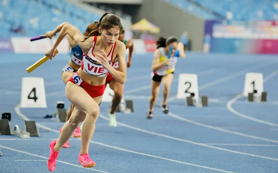 VĐV tiếp sức 4x400m nữ sẽ có chuyên gia tham gia huấn luyện. Ảnh: D.P