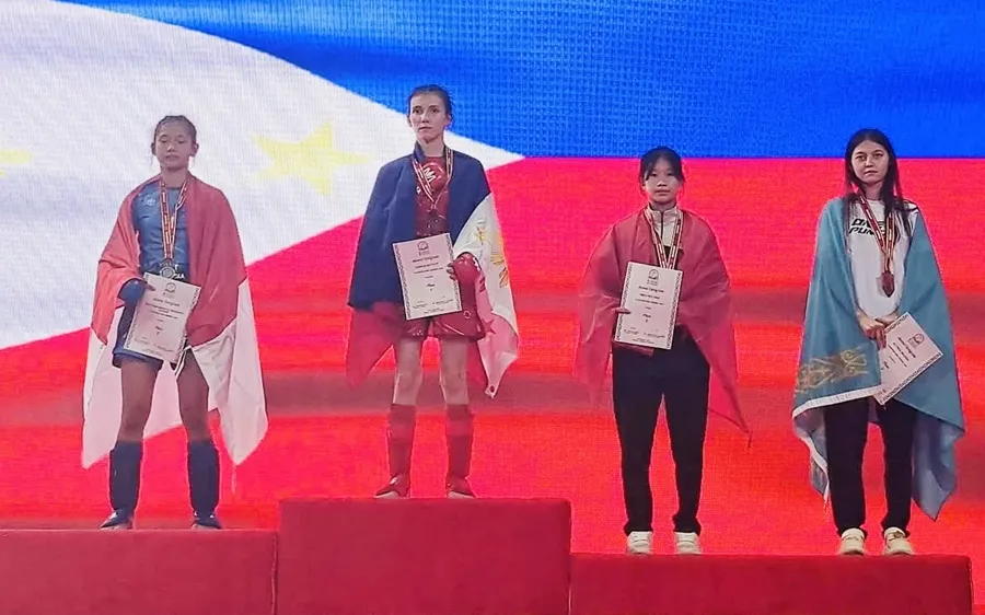 Võ sĩ Thu Thủy (thứ 2 từ phải qua) đã giành HCĐ tại giải vô địch trẻ MMA châu Á lần thứ nhất năm 2025. Ảnh: NGỌC HÒA