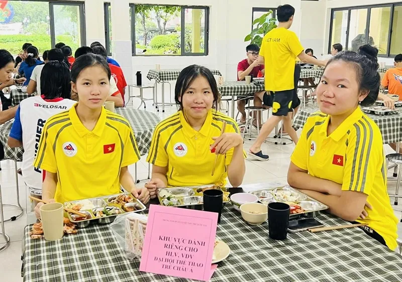 VĐV trẻ được hưởng dinh dưỡng 480 ngàn đồng/người/ngày để chuẩn bị tham dự Đại hội thể thao trẻ châu Á 2025. Ảnh: VCF