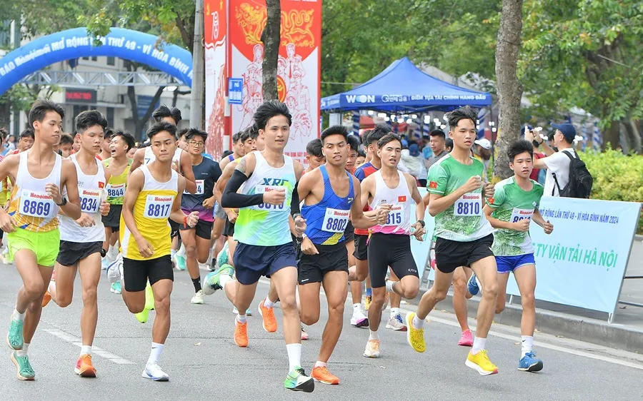 Các VĐV tham gia thi đấu để giành kết quả cao nhất tại giải Báo Hànộimới mở rộng. Ảnh: HNM