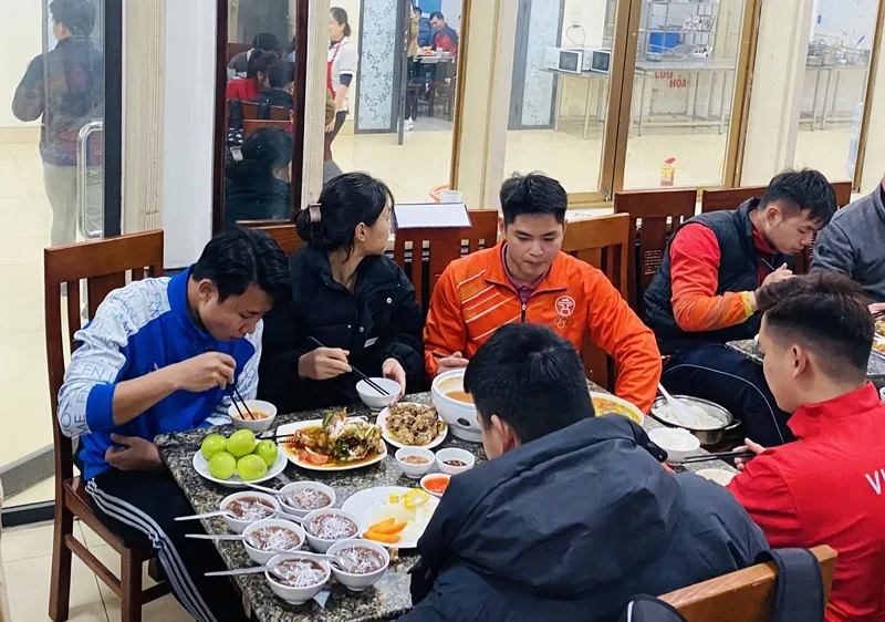 VĐV được phục vụ bữa ăn để đảm bảo dinh dưỡng tốt nhất. Ảnh: MINH CHIẾN