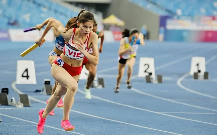 VĐV tiếp sức nữ 4x400m của điền kinh Việt Nam sang Pháp vào tối ngày 1-10. Ảnh: DŨNG PHƯƠNG