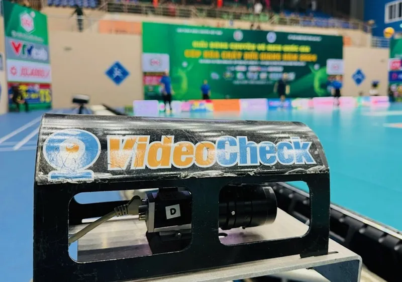 Hệ thống Video Challenge Eyes hỗ trợ tích cực cho trọng tài điều hành giải bóng chuyền vô địch quốc gia. Ảnh: DP
