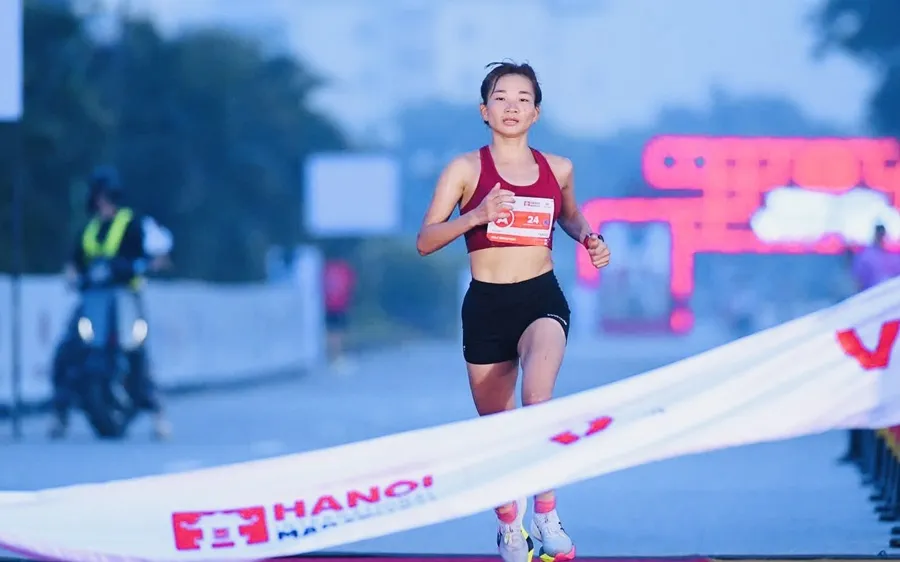 Nguyễn Thị Oanh về nhất nội dung bán marathon 21km với thời gian tốt nhất. Ảnh: THM