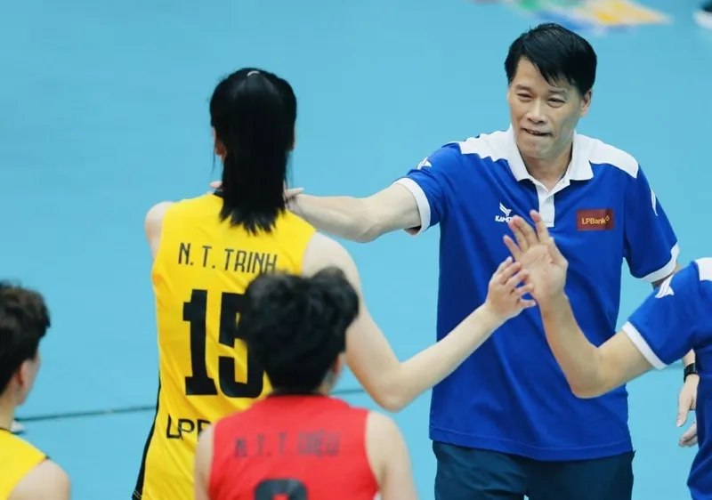 HLV Thái Thanh Tùng đã đưa đội chủ nhà nữ Ninh Bình vào trận chung kết giải năm nay. Ảnh: DŨNG PHƯƠNG