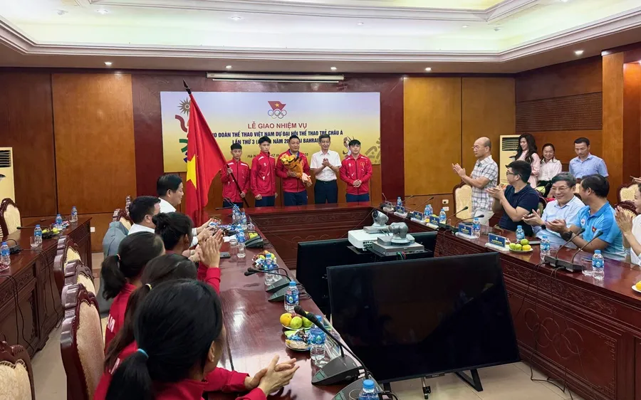 Lãnh đạo Cục TDTT Việt Nam giao nhiệm vụ cho Đoàn thể thao Việt Nam tham dự AYG 2025. Ảnh: MINH CHIẾN