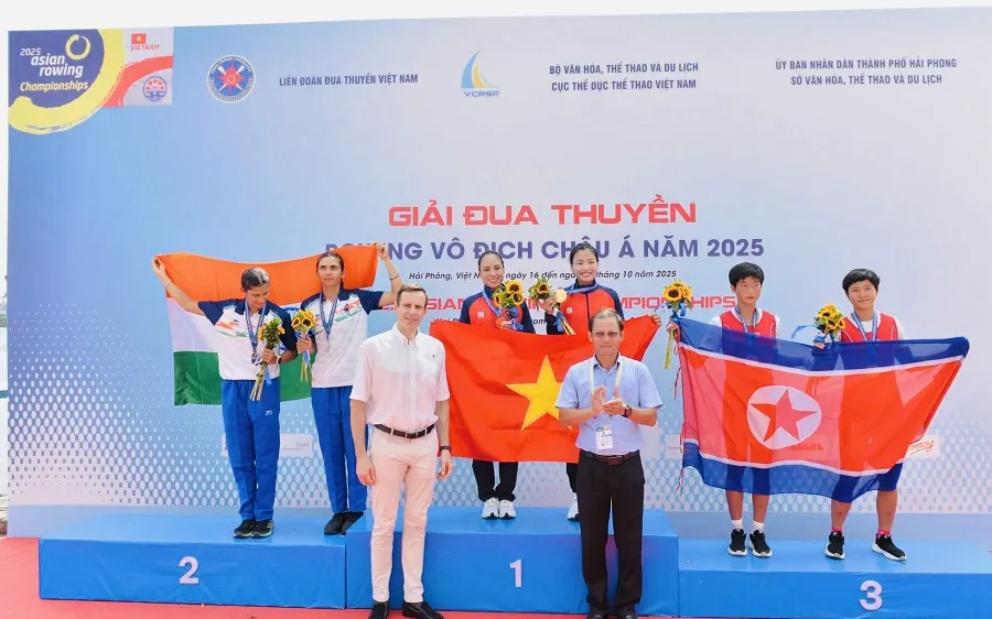Hai tuyển thủ Dư Thị Bông và Hà Thị Vui giành HCV nội dung thuyền đôi nữ hạng nhẹ. Ảnh: HẢI ĐƯỜNG