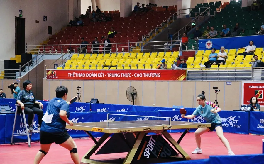 Các tay vợt bắt đầu tranh tài trong ngày khai mạc 27-10. Ảnh: NAM HẢI