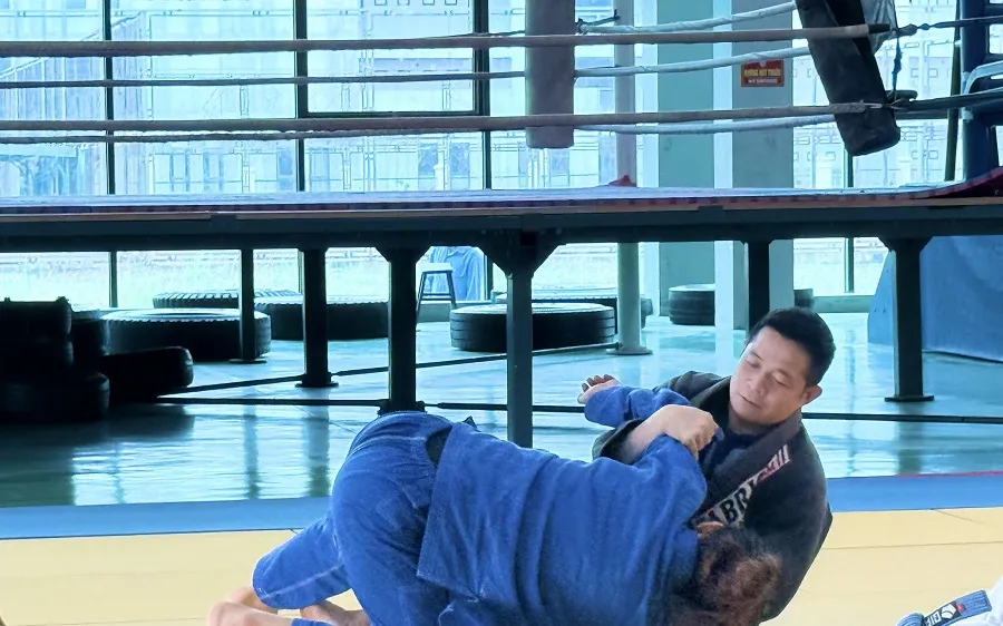 HLV Bùi Đình Tiến chuẩn bị chuyên môn cùng các học trò trước khi sang Thái Lan tham dự giải vô địch thế giới 2025. Ảnh: MINH CHIẾN