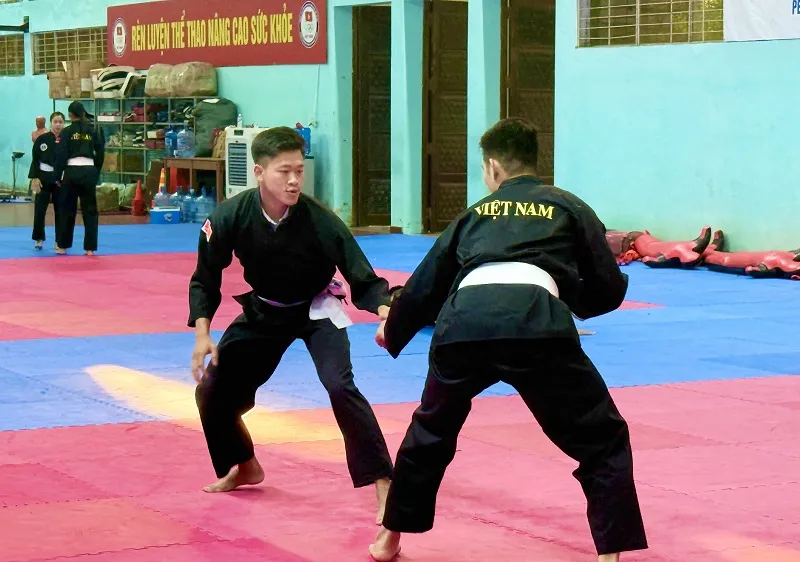 Võ sĩ Nguyễn Tấn Sang tập luyện chuẩn bị cho SEA Games 33-2025. Ảnh: MINH CHIẾN