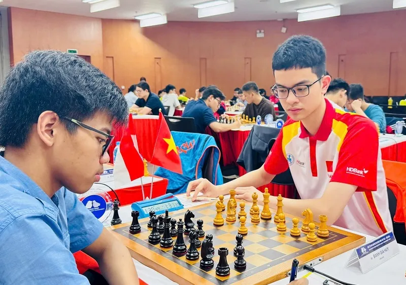 Bành Gia Huy (áo đỏ) đang tích cực chuẩn bị chuyên môn hướng tới SEA Games 33-2025. Ảnh: VINH BÙI