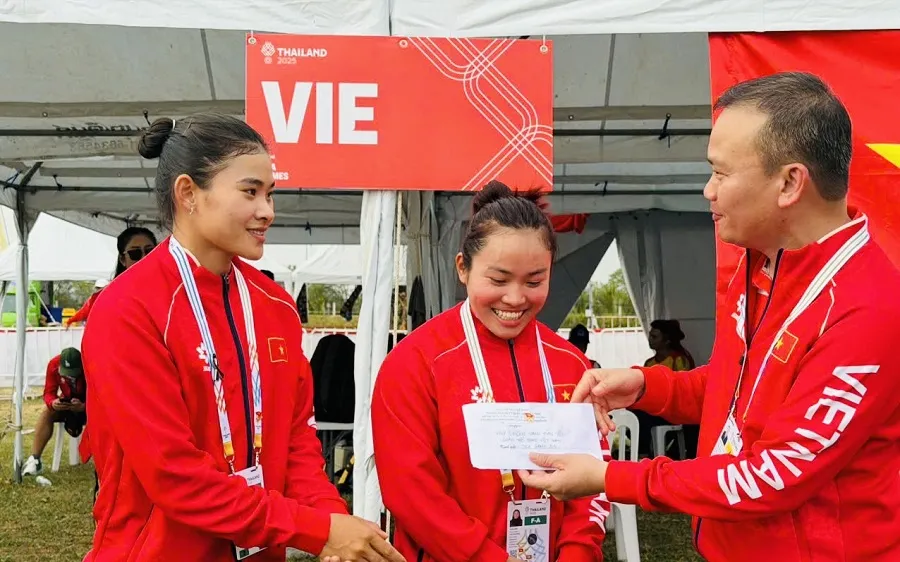 Nguyễn Thị Hương (giữa) và đồng đội được khen thưởng với tấm HCV đầu tiên. Ảnh: DŨNG PHƯƠNG