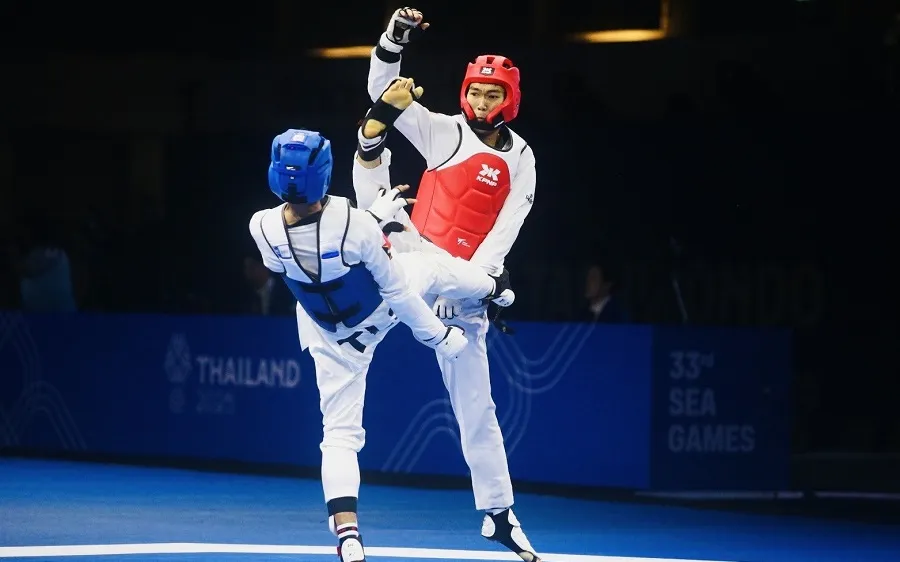 Võ sĩ Nguyễn Hồng Trọng (đỏ) đã có tấm HCV tại SEA Games 33-2025. Ảnh: DŨNG PHƯƠNG