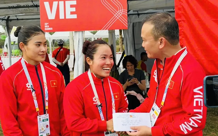 Nguyễn Thị Hương (giữa) đang giữ vững phong độ tại SEA Games 33-2025. Ảnh: DŨNG PHƯƠNG