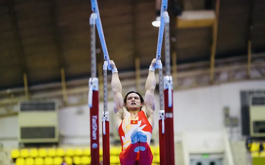 Đinh Phương Thành giành chiến thắng xuất sắc tại bài xà kép môn TDDC của SEA Games 33-2025. Ảnh: DŨNG PHƯƠNG