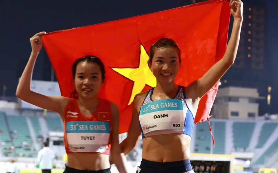 Nguyễn Thị Oanh và Lê Thị Tuyết đã ăn mừng chiến thắng tại cự ly 10.000m nữ. Ảnh: DŨNG PHƯƠNG