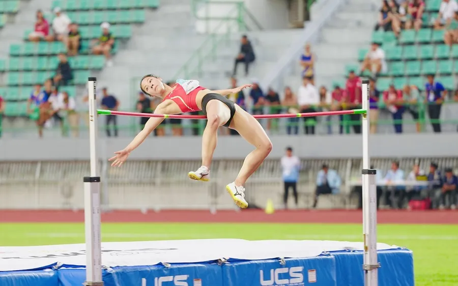 Bùi Thị Kim Anh đã có pha nhảy hiệu quả để giành HCV tại SEA Games 33-2025. Ảnh: DŨNG PHƯƠNG