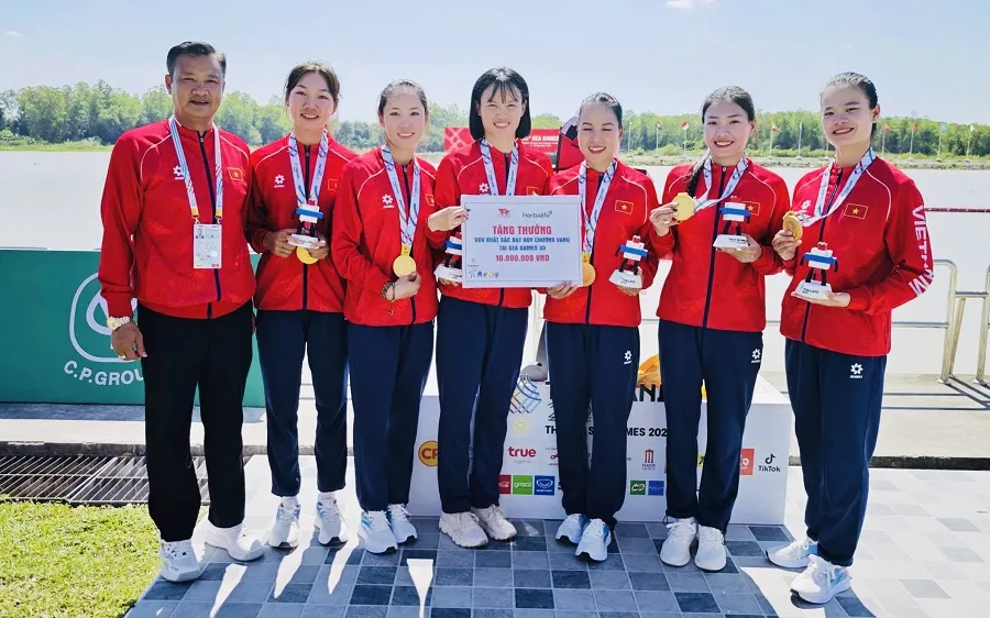 Đội đua thuyền rowing nữ 4 người của Việt Nam giành HCV trong ngày thi đấu 16-12 tại SEA Games 33-2025. Ảnh: ĐOÀN TTVN