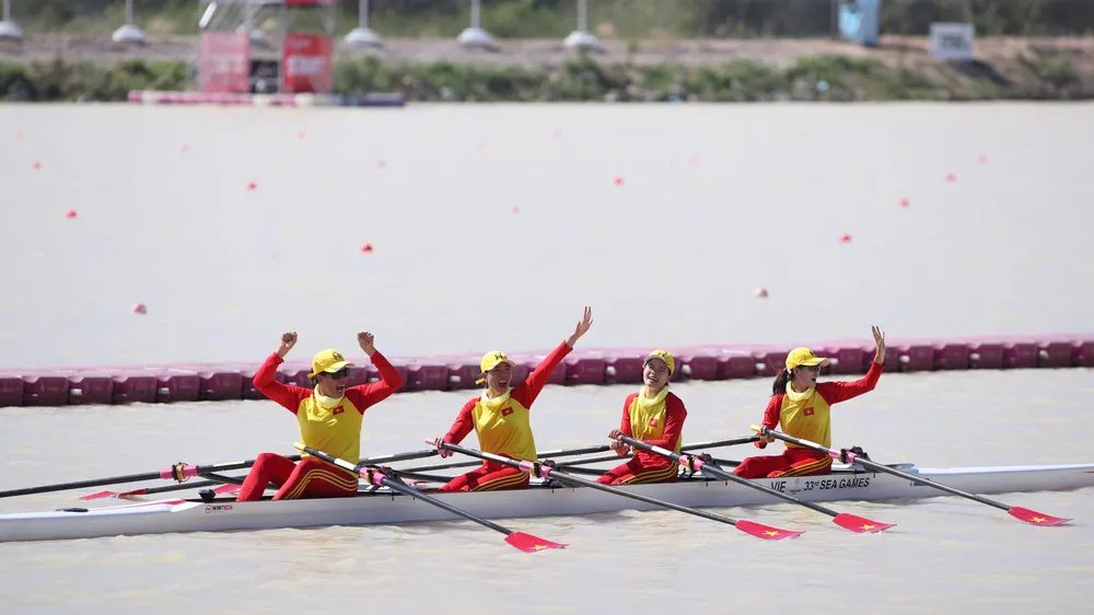 Đội thuyền 4 người nữ của Việt Nam giành tấm HCV tại SEA Games 33-2025. Ảnh: DŨNG PHƯƠNG