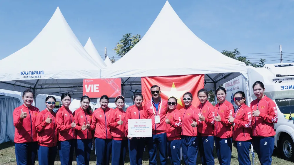 Đội đua thuyền truyền thống nữ Việt Nam giành kết quả HCV tại ngày 19-12. Ảnh: ĐOÀN TTVN