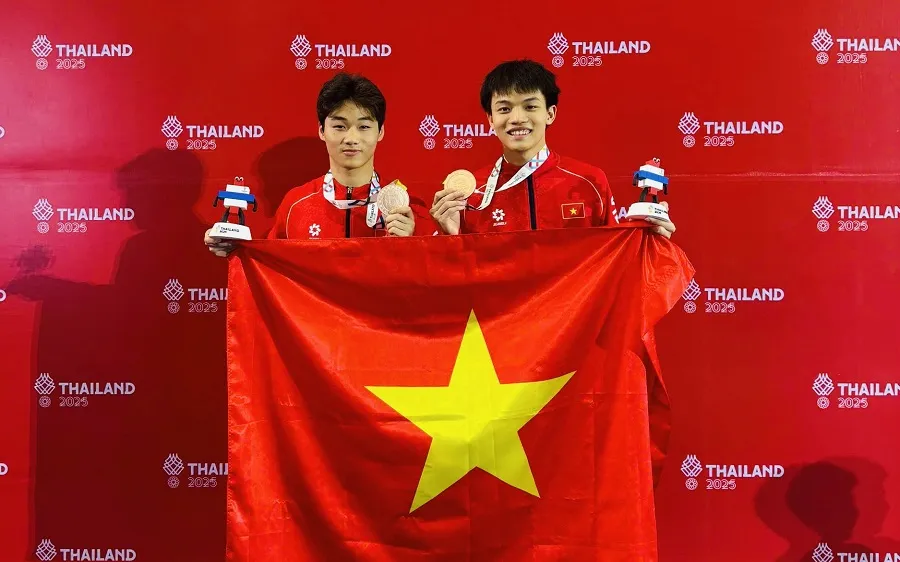 Hai tuyển thủ nhảy cầu của Việt Nam đã giành HCĐ quý giá. Ảnh: LÊ THANH