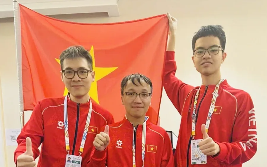 Bành Gia Huy (phải) tiếp tục thi đấu ngay sau SEA Games 33-2025. Ảnh: MINH THẮNG