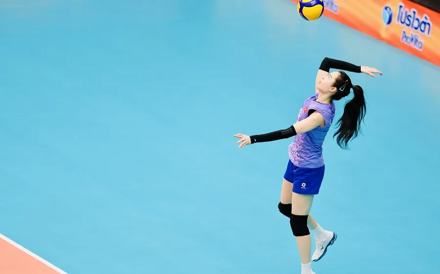 Phụ công Lê Thanh Thúy là người cầm cờ cho Đoàn thể thao Việt Nam tại SEA Games 33-2025. Ảnh: DŨNG PHƯƠNG