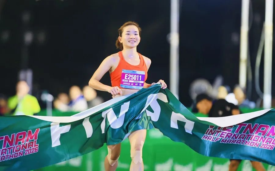 Tuyển thủ Nguyễn Thị Oanh đã về nhất cự ly bán marathon 21km tại giải đấu năm nay. Ảnh: VHM