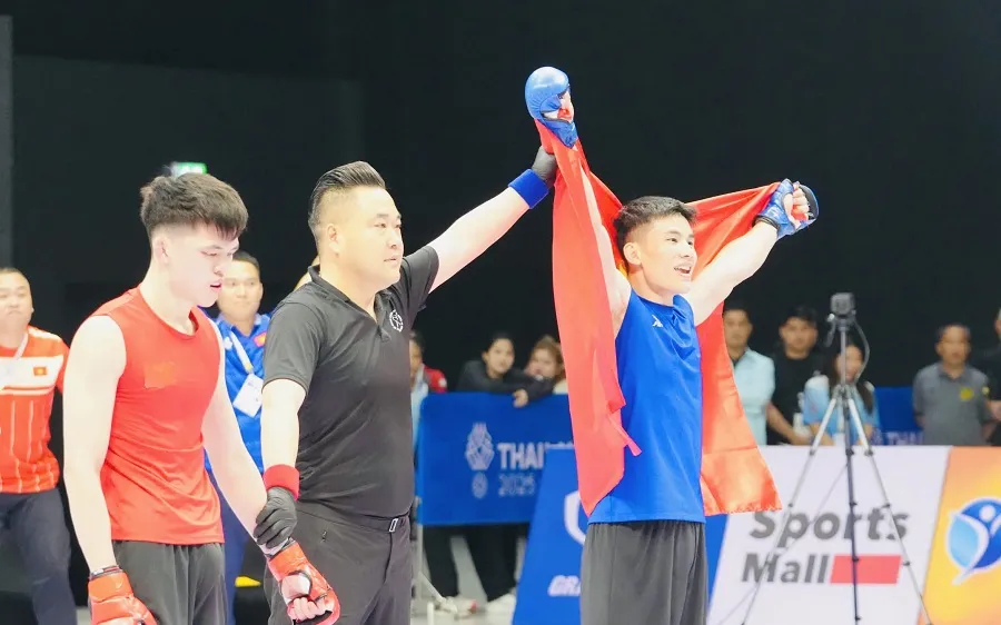 Tuyển thủ Quàng Văn Minh (xanh) từng lên ngôi vô địch tại SEA GAmes 33-2025. Ảnh: DŨNG PHƯƠNG