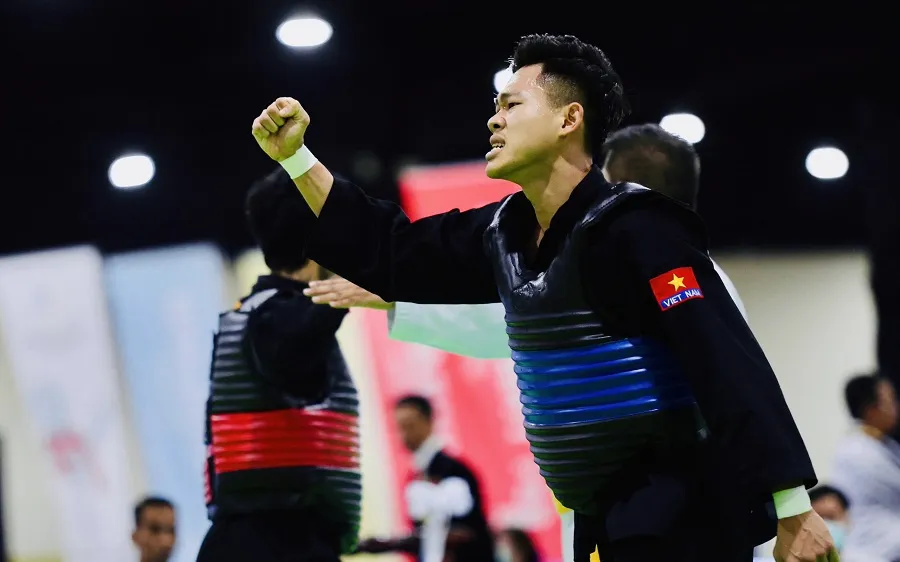 Tuyển thủ pencak silat Nguyễn Tấn Sang giành HCV tại SEA Games 33-2025. Ảnh: DŨNG PHƯƠNG