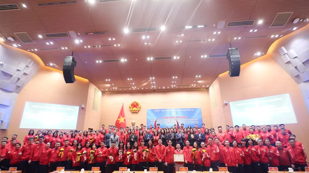 Các VĐV thể thao Hà Nội được khen thưởng trước thành tích cao tại SEA Games 33-2025. Ảnh: ĐẶNG NGỌC TÚ