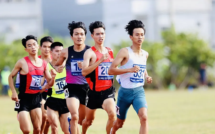 Nguyễn Văn Khang (áo trắng) thi đấu tại giải vô địch quốc gia 2025. Ảnh: HOÀNG TÙNG