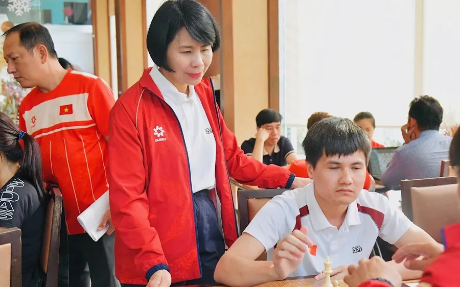 Lãnh đạo Đoàn thể thao người khuyết tật Việt Nam gặp mặt các VĐV đang chuẩn bị trước tranh tài. Ảnh: THÁI DƯƠNG