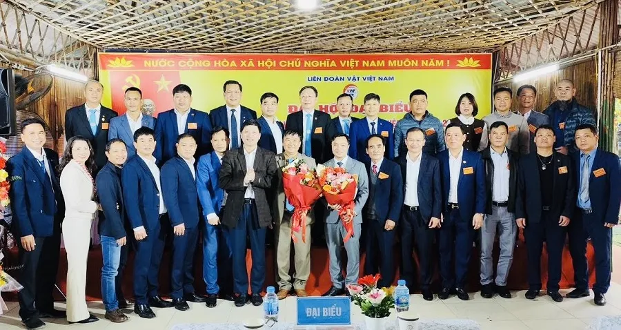 Ban chấp hành Liên đoàn vật Việt Nam nhiệm kỳ 2 ra mắt các đại biểu. Ảnh: VWF