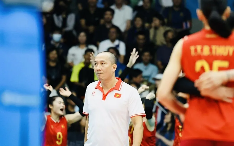 HLV Nguyễn Tuấn Kiệt ký hợp đồng làm HLV trưởng đội nữ Hà Nội từ sau SEA Games 33-2025. Ảnh: DŨNG PHƯƠNG